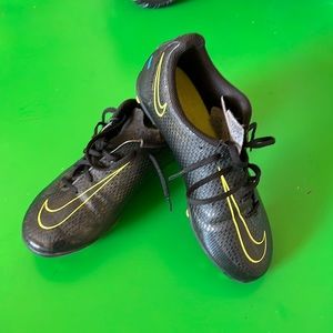 Nike Kids Sz 2 Soccer Cleats